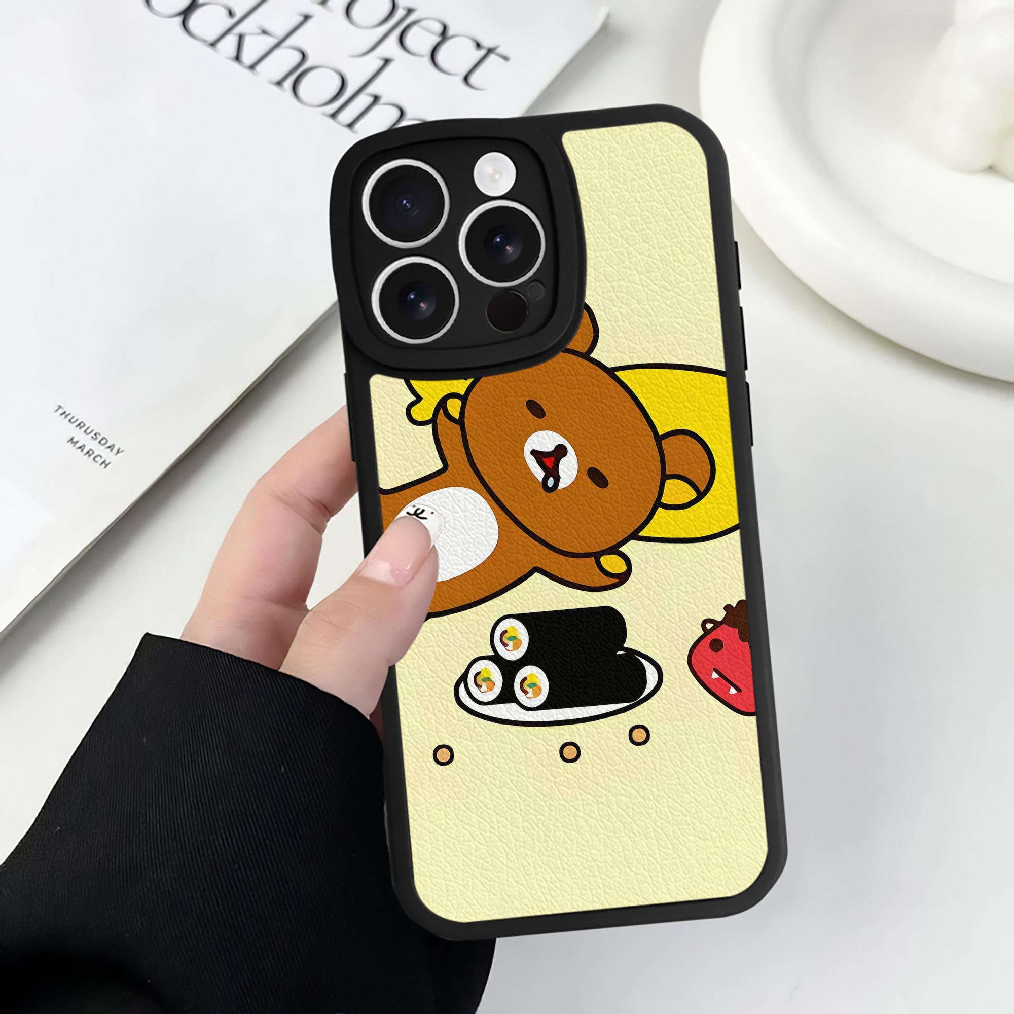（画像用） リラックマ リラックマ キイロイトリ Rilakkuma Korilakkuma Kiiroitori 【iPhone 16シリーズ対応】シリコンスマホケース（レザー調） 材質：シリコン